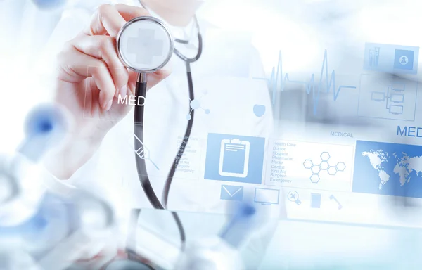 Medicine doktor hand arbetar med modern datorgränssnitt som m — Stockfoto