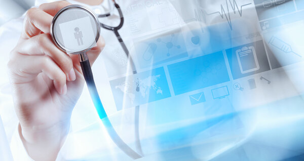 Врач медицины рука работает с современным компьютерным интерфейсом, как м
