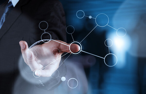 ручная работа с блокнотной схемой на новом современном компьютере в качестве кооперации
