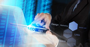 arama motoru optimizasyonu seo conce olarak gösterilen işadamı el