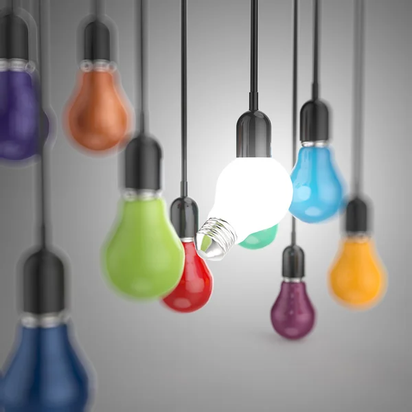 Креативная идея и концепция лидерства цвета лампочки — стоковое фото