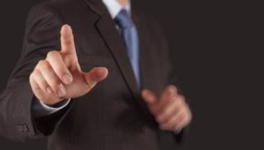 sanal ekran üzerinde hayali bir düğmeye basarak işadamı el