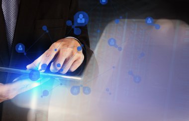 işadamı ile yeni modern bilgisayar çalışma sosyal ağ göster