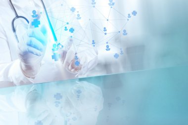Akıllı tıp doktoru el gösteren ağ ile ameliyathane