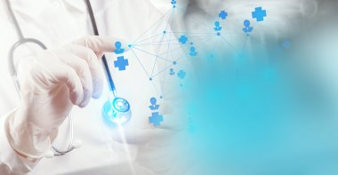 Akıllı tıp doktoru el gösteren ağ ile ameliyathane