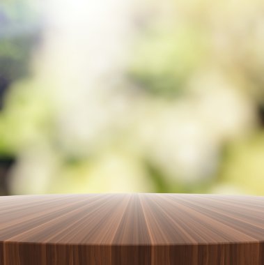 Boş tahta yuvarlak masa ve ürün pres için arka plan bulanık