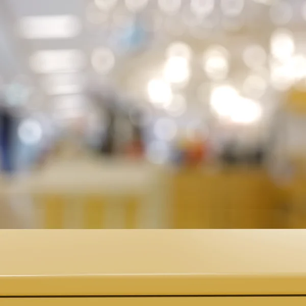 Estante laminado vacío y fondo borroso para productos comerciales — Foto de Stock