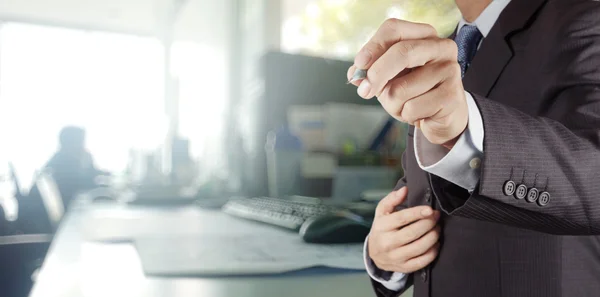 Empresário trabalhando com seu fundo escritório como conceito — Fotografia de Stock