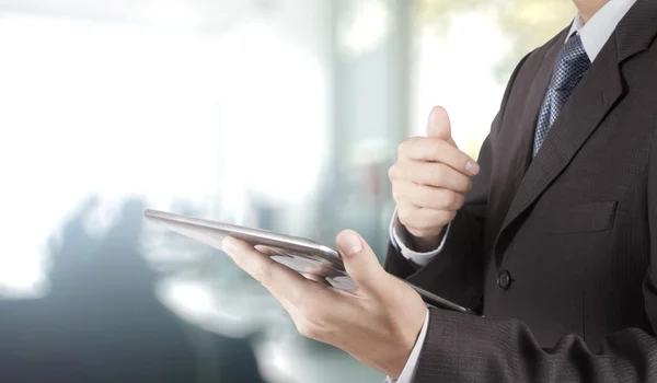 Hombre de negocios mano usando tablet ordenador y fondo de oficina — Foto de Stock