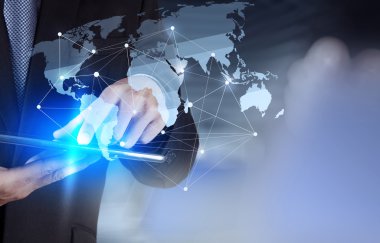 işadamı ile yeni modern bilgisayar çalışma sosyal ağ göster