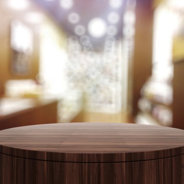 Boş tahta yuvarlak masa ve ürün pres için arka plan bulanık