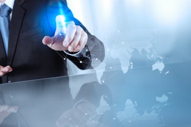 işadamı ile yeni modern bilgisayar çalışma sosyal ağ göster
