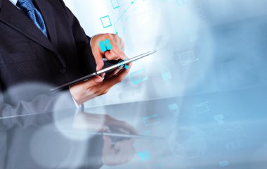 İş adamı modern teknolojiyi konsept olarak gösteriyor 