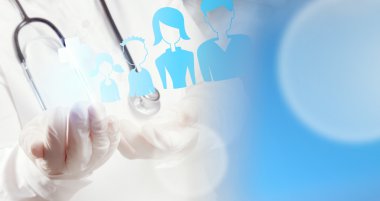 Tıp doktor el ile modern bilgisayar arayüzü ile çalışma