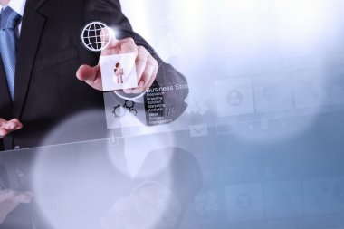 işadamı ile yeni modern bilgisayar çalışma sosyal ağ göster