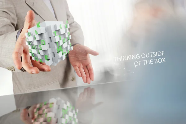 Empresario mano muestra la palabra pensamiento fuera de la caja como concepto — Foto de Stock