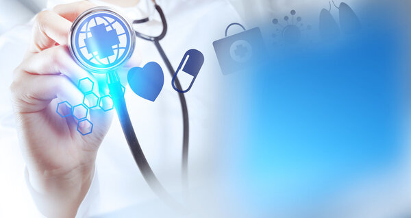 Врач медицины рука работает с современным компьютерным интерфейсом, как м
