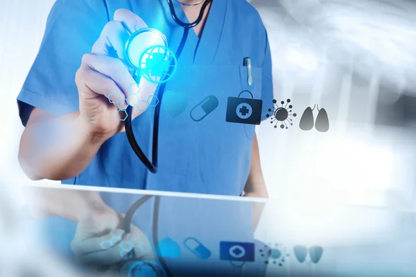 Médico de medicina mão trabalhando com interface de computador moderno como m — Fotografia de Stock