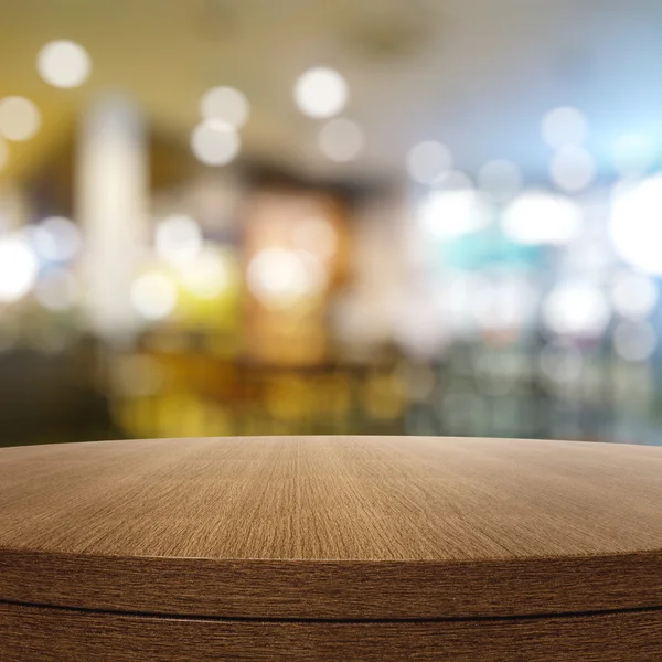 Empty wooden round table and blurred background for product pres — Stock Photo, Image