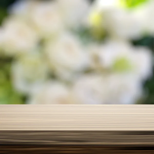 Prázdné dřevěné police a rozostřeného pozadí pro produkt presentati — Stock fotografie