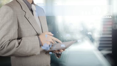 işadamı ile yeni modern bilgisayar çalışma sosyal ağ göster