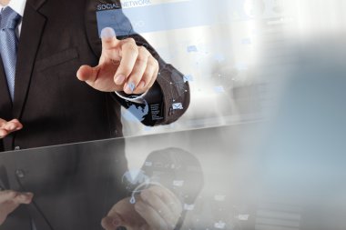 işadamı ile yeni modern bilgisayar çalışma sosyal ağ göster