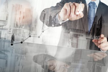 İşadamı el ile yeni modern comp çalışma çift pozlama