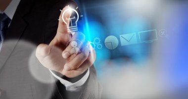 yaratıcı iş stratejisi ile ışık dokunmadan işadamı el 