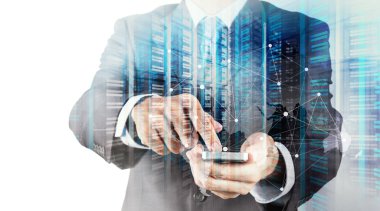 Cep telefonu ve hizmet kullanarak iş adamı el çift pozlama