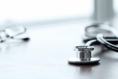 Stetoskop ile dijital tablet bilgisayarda ahşap masa ve ba
