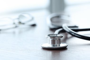 Stetoskop ile dijital tablet bilgisayarda ahşap masa ve ba