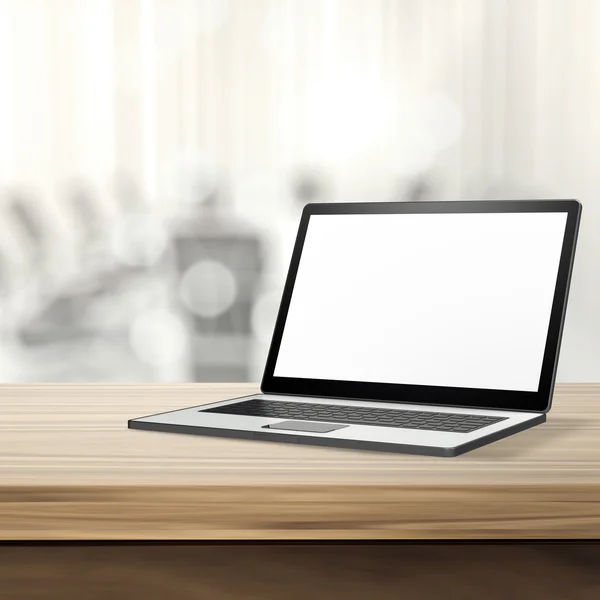 Laptop com tela em branco na mesa de madeira e fundo embaçado — Fotografia de Stock