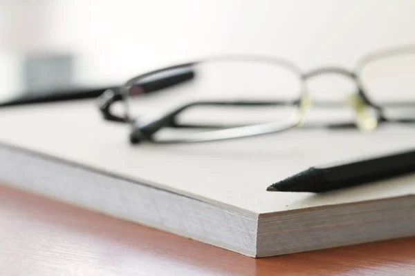 Close up of Blank notepad with pencil on office wooden table — Stock Photo, Image