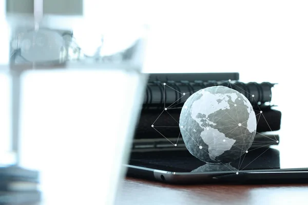 Ручной рисунок текстуры глобус на цифровом планшетном компьютере, как интернет — стоковое фото