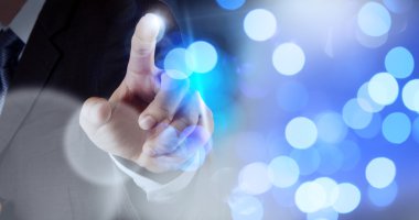 Dijital bulut networ ile çalışan işadamı çift pozlama