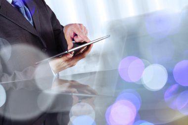 Dijital bulut networ ile çalışan işadamı çift pozlama