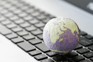 el doku dünya dizüstü bilgisayarda internet kavram olarak çizilmiş