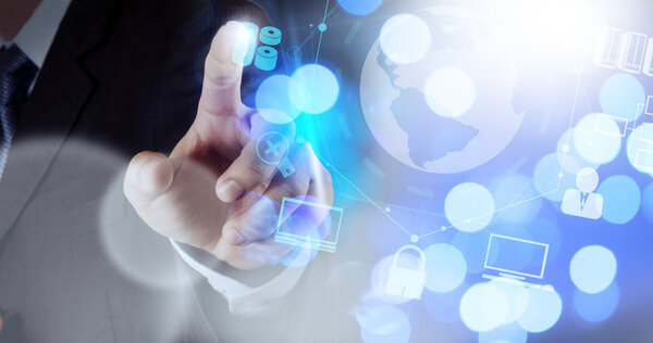 Двойная экспозиция бизнесмена, работающего с цифровой облачной сетью
