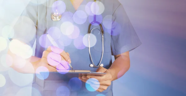 Éxito médico inteligente trabajando con fondo azul —  Fotos de Stock