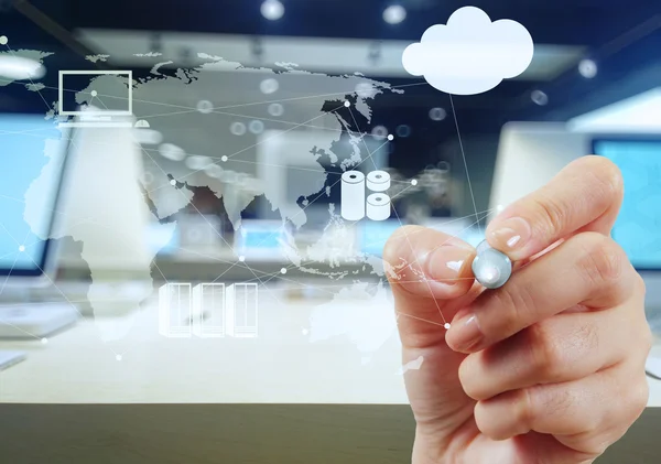 Hand met een cloud computing diagram werken op de nieuwe computer — Stockfoto