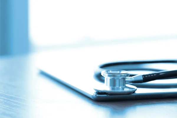 Studio macro of a stethoscope and digital tablet with shallow DO — Stock Photo, Image