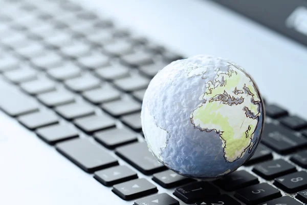 Hand getekend textuur globe op laptopcomputer als internet concept — Stockfoto