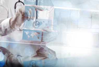 Tıp doktoru el m olarak modern bilgisayar arayüzü ile çalışma