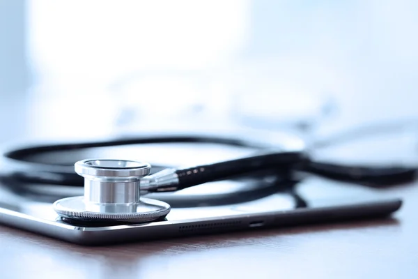 Studio macro of a stethoscope and digital tablet with shallow DO — Stock Photo, Image