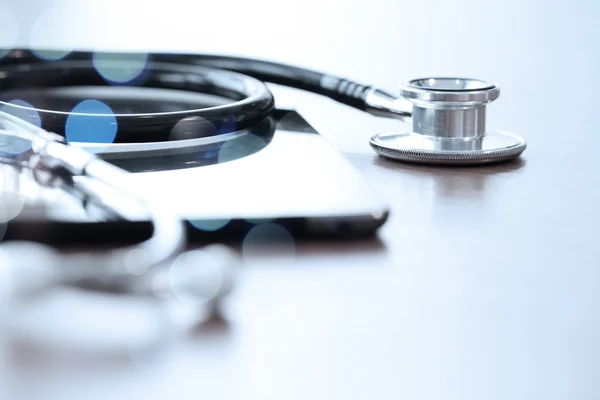 Studio macro of a stethoscope and digital tablet with shallow DO — Stock Photo, Image