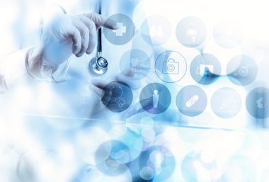 Tıp doktoru el m olarak modern bilgisayar arayüzü ile çalışma