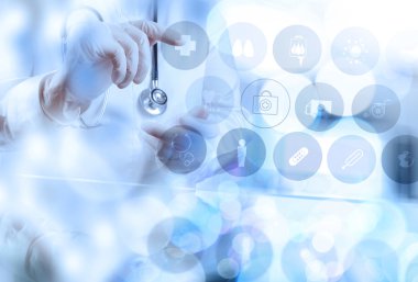 Tıp doktoru el m olarak modern bilgisayar arayüzü ile çalışma