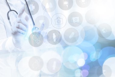 Tıp doktoru el m olarak modern bilgisayar arayüzü ile çalışma