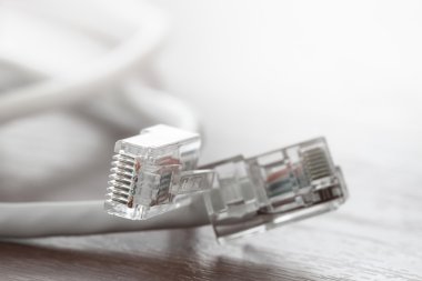 Rj45 fiş Lan ağı ahşap masanın üzerinde yakın çekim