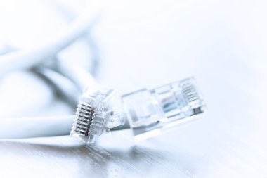 Rj45 fiş Lan ağı ahşap masanın üzerinde yakın çekim